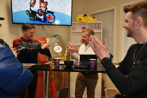 Tore Hansen accepting the reward
